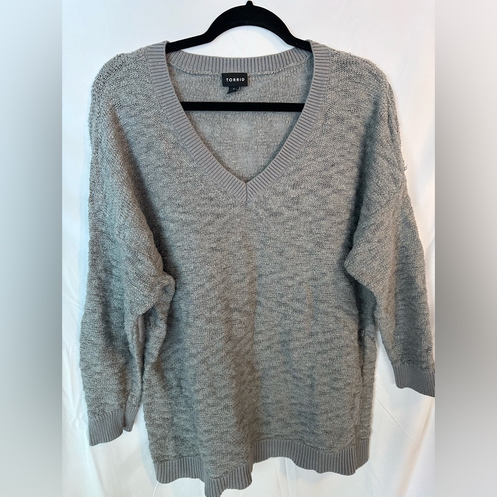 Torrid Womens V Neck Tunic Sweater Size 2 Grey Terry Knit 3/4 Sleeve Pull Over